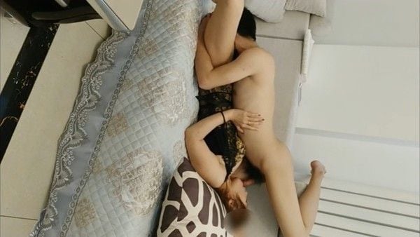 母子乱伦，骚妈和儿子沙发上互舔，后面儿子要求从后面操逼，骚妈趴着翘起屁股，让儿子插进去，还让插慢点，鸡巴太大，